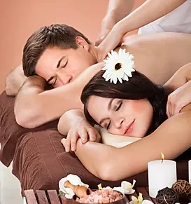 Couple recevant un massage en duo dans la même pièce au salon D’Massages à L’Isle-d’Abeau