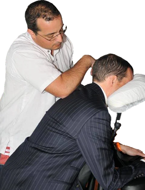 Séance de massage Amma assis sur chaise ergonomique en entreprise